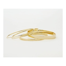 Æstetiks ovale armbånd 🤍
.
Håndlavet i massivt 18 kt. guld og fås i tre forskellige bredder.
Det er muligt at personliggøre armbåndet med brillanter placeret efter eget ønske. “Diamantdrys” 
.
#armbånd #gave #diamanter #gaventilhende #guld #barselsgave #klassisk #ovaltarmbånd #guldsmed #håndlavetsmykker