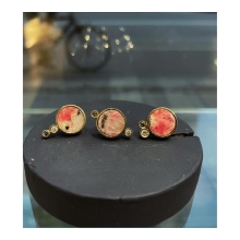 Vi har lavet 3 x Eneste Ene øreringe i 18kt 
med den smukkeste grønlandsk ædelsten Tugtupit 
spinel og diamanter.
🤍🤍🤍🩷🤍🎄🎁