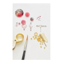 🩷 Hos Æstetik smelter vi gamle smykker om og giver dem nyt liv.
.
Vi nyfortolker, omsmelter og indkapsler affektioner og historier – så minder kan leve videre i et nyt smykke.
.
Vi elsker den skæve vinkel, det utraditionelle greb og den lille kontrast, der gør et smykke helt særligt.
.
Alle vores smykker er designet og produceret i Danmark. 🩷🔨