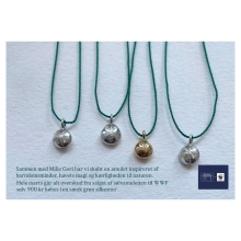 ÆSTETIK × WWF Verdensnaturfonden 
.
Sammen med Mille Gori har vi skabt en amulet inspireret af barndomsminder, havets magi og kærligheden til naturen.
.
Husk i marts går alt overskud fra salget af sølv amuletten til WWF 🌍🌱💚
.
sølv 900 kr 
købes i en smuk grøn silkesnor 💚