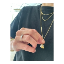 Ædelstensring med diamanter og halskæde med vedhængsdråben 💎☀️🤍
.
@sidselgotke